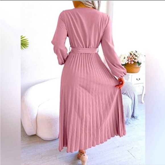 Elegant Pink Pleated Maxi Dress & Floral & Pearl decor Earrings Bundle - Picture 3 of 9